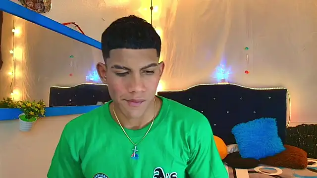 Snapshot of Damian_latinxxx chatting on February 14, 3:11 am Damian latinxxx online show from February 14, 3:11 am