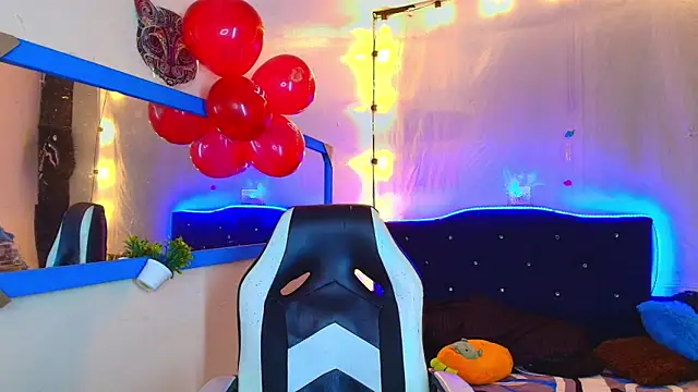 Snapshot of Damian_latinxxx chatting on February 14, 9:24 am Damian latinxxx online show from February 14, 9:24 am