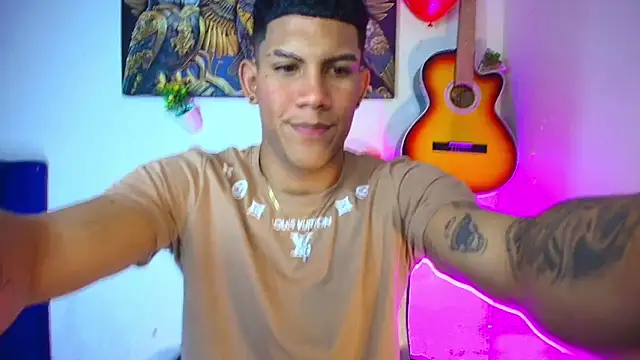 Snapshot of Damian_latinxxx chatting on February 15, 6:12 am Damian latinxxx online show from February 15, 6:12 am