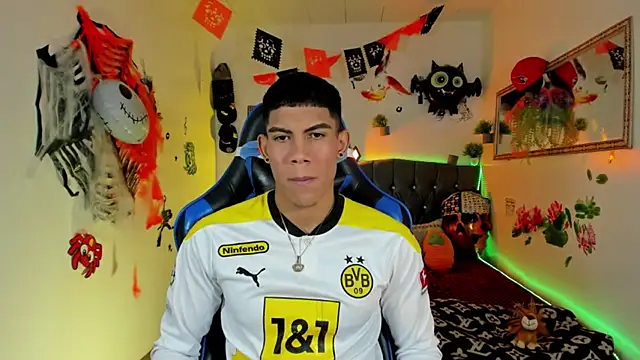 Snapshot of Damian_latinxxx chatting on October 27, 3:10 am Damian latinxxx online show from October 27, 3:10 am