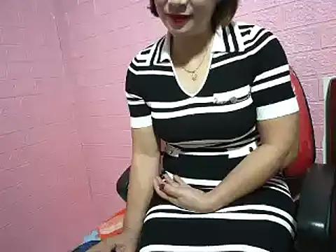 Snapshot of Mama-BigPussy chatting on December 13, 7:25 am Mama-BigPussy online show from December 13, 7:25 am