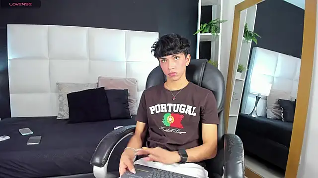 Snapshot of Santy_carrington chatting on December 16, 8:37 pm Santy carrington online show from December 16, 8:37 pm