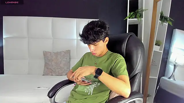 Snapshot of Santy_carrington chatting on December 19, 11:46 pm Santy carrington online show from December 19, 11:46 pm