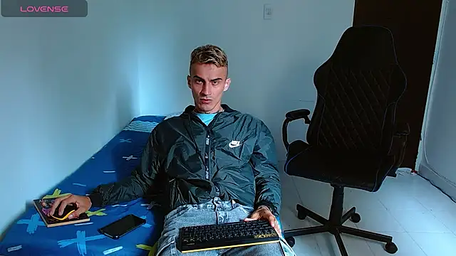 Snapshot of bray_hotboy777 chatting on October 11, 3:32 pm bray hotboy777 online show from October 11, 3:32 pm