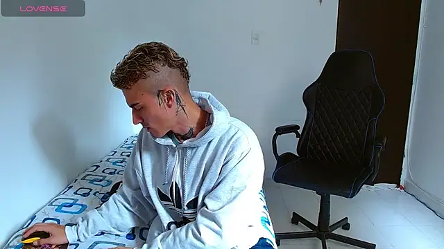 Snapshot of bray_hotboy777 chatting on October 12, 3:33 pm bray hotboy777 online show from October 12, 3:33 pm