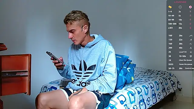 Snapshot of bray_hotboy777 chatting on October 23, 1:32 pm bray hotboy777 online show from October 23, 1:32 pm