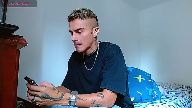 Snapshot of bray_hotboy777 chatting on October 25, 3:40 pm bray hotboy777 online show from October 25, 3:40 pm