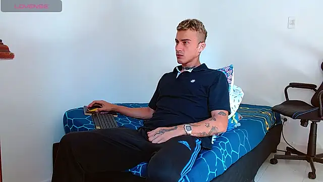 Snapshot of bray_hotboy777 chatting on October 31, 1:45 pm bray hotboy777 online show from October 31, 1:45 pm