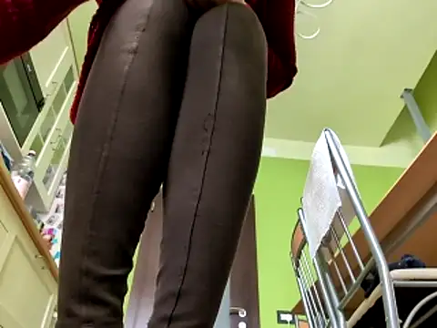 Snapshot of Milky_hairy_mommy chatting on March 13, 8:21 am Milky hairy mommy online show from March 13, 8:21 am