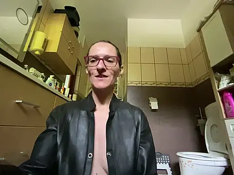 Snapshot of Milky_hairy_mommy chatting on April 23, 12:40 pm Milky hairy mommy online show from April 23, 12:40 pm