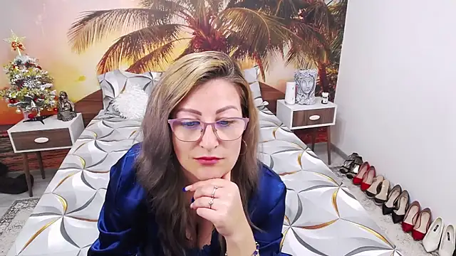 Snapshot of eviajoness chatting on December 12, 4:26 am eviajoness online show from December 12, 4:26 am