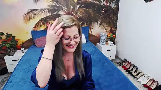 Snapshot of eviajoness chatting on February 16, 4:42 am eviajoness online show from February 16, 4:42 am