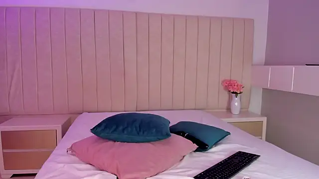 Littleolivia  online show from March 11, 2:23 pm