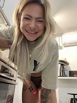 Snapshot of Divina_X_ chatting on December 5, 5:09 pm Divina X online show from December 5, 5:09 pm