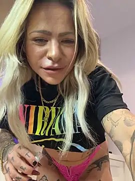 Snapshot of Divina_X_ chatting on December 16, 5:40 pm Divina X online show from December 16, 5:40 pm