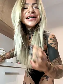 Snapshot of Divina_X_ chatting on December 18, 5:02 am Divina X online show from December 18, 5:02 am