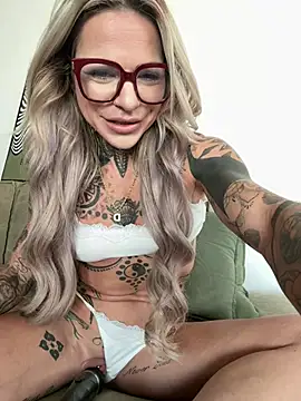 Snapshot of Divina_X_ chatting on July 29, 4:21 am Divina X online show from July 29, 4:21 am