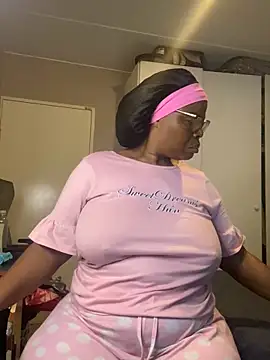 Snapshot of Nomthie chatting on December 4, 4:11 am Nomthie online show from December 4, 4:11 am