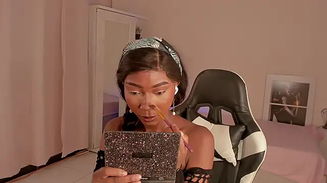 Snapshot of SavannahWildee chatting on December 10, 7:43 pm SavannahWildee online show from December 10, 7:43 pm