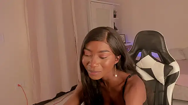 Snapshot of SavannahWildee chatting on December 13, 8:15 pm SavannahWildee online show from December 13, 8:15 pm