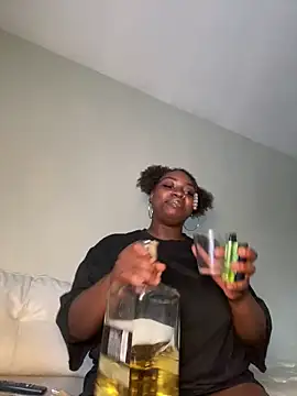 Snapshot of LillShayy chatting on June 4, 12:38 am LillShayy online show from June 4, 12:38 am