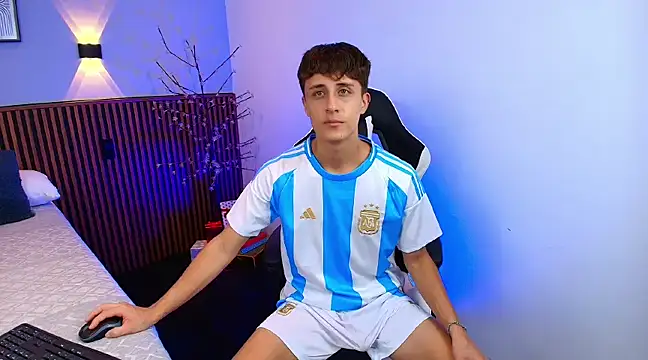 Snapshot of JoseloEvans chatting on January 1, 11:18 pm JoseloEvans online show from January 1, 11:18 pm