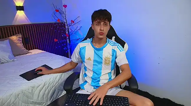 Snapshot of JoseloEvans chatting on March 15, 8:43 pm JoseloEvans online show from March 15, 8:43 pm