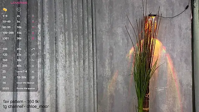 chloe moormoor online show from December 10, 9:00 pm