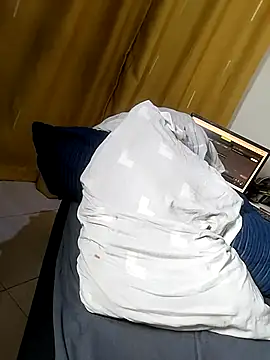 Hugemassivebootie online show from February 9, 11:20 pm