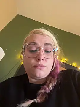 Lalalynn online show from February 22, 10:30 pm