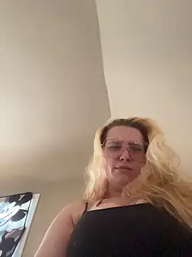 Lalalynn online show from May 3, 8:15 pm
