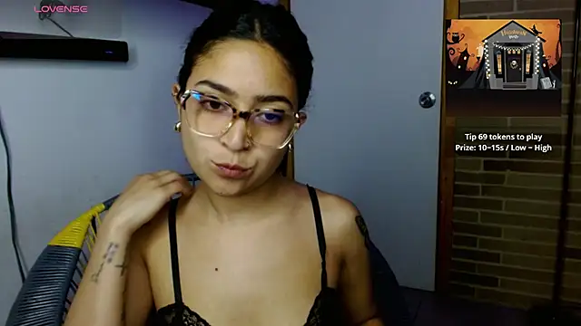 Snapshot of helenacyruss chatting on November 6, 10:54 pm helenacyruss online show from November 6, 10:54 pm