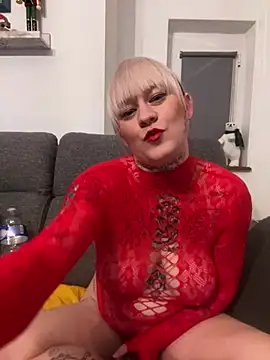 Snapshot of poussichienne chatting on December 10, 7:54 pm poussichienne online show from December 10, 7:54 pm