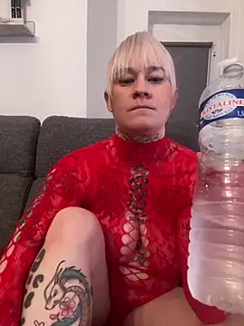 Snapshot of poussichienne chatting on December 15, 1:32 pm poussichienne online show from December 15, 1:32 pm