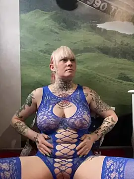 Snapshot of poussichienne chatting on February 4, 12:22 pm poussichienne online show from February 4, 12:22 pm