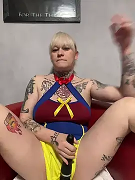 Snapshot of poussichienne chatting on February 12, 12:44 pm poussichienne online show from February 12, 12:44 pm