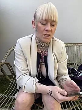 Snapshot of poussichienne chatting on March 5, 1:06 pm poussichienne online show from March 5, 1:06 pm