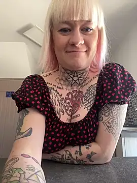 Snapshot of poussichienne chatting on March 6, 10:41 am poussichienne online show from March 6, 10:41 am