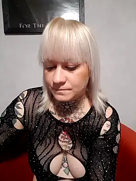 Snapshot of poussichienne chatting on November 23, 4:40 pm poussichienne online show from November 23, 4:40 pm