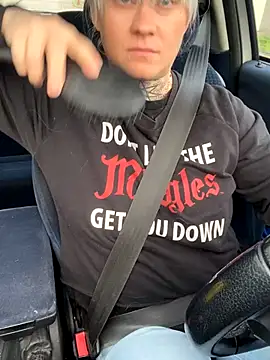 Snapshot of poussichienne chatting on December 17, 9:37 am poussichienne online show from December 17, 9:37 am