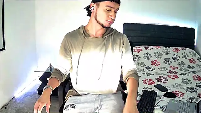 Snapshot of Kevin_Torres chatting on December 13, 9:53 pm Kevin Torres online show from December 13, 9:53 pm