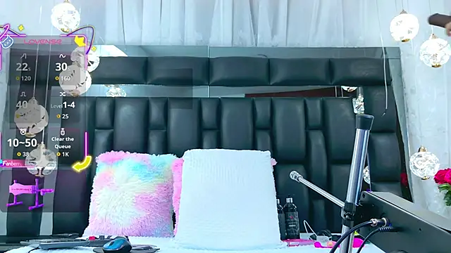 AuraRoss online show from October 16, 7:04 pm