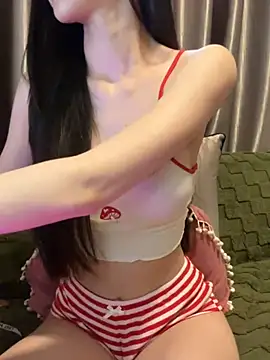 Snapshot of Almiraa68 chatting on December 13, 7:25 am Almiraa68 online show from December 13, 7:25 am