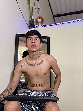 Snapshot of Lukas_strong chatting on November 24, 2:06 pm Lukas strong online show from November 24, 2:06 pm