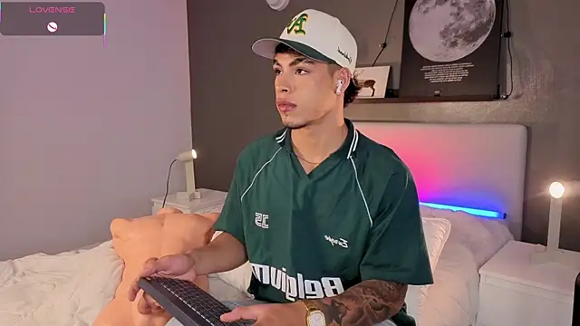 Snapshot of Ken-boy_ chatting on November 3, 11:44 am Ken-boy online show from November 3, 11:44 am