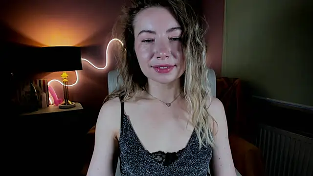 Snapshot of Mia_Tasty chatting on December 14, 2:22 pm Mia Tasty online show from December 14, 2:22 pm