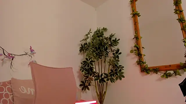 Snapshot of BonnieCute_ chatting on October 23, 12:32 am BonnieCute online show from October 23, 12:32 am