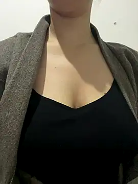 Snapshot of farah-36 chatting on December 17, 9:43 pm farah-36 online show from December 17, 9:43 pm