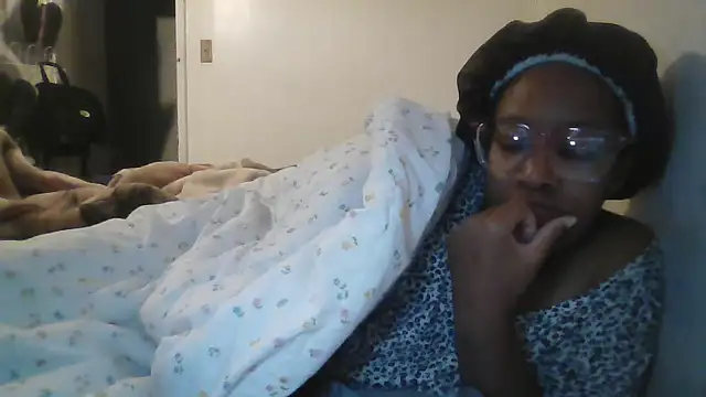 Snapshot of madamsensuale chatting on December 8, 10:30 am madamsensuale online show from December 8, 10:30 am