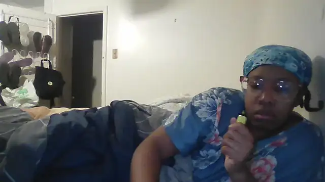 Snapshot of madamsensuale chatting on December 17, 6:56 am madamsensuale online show from December 17, 6:56 am